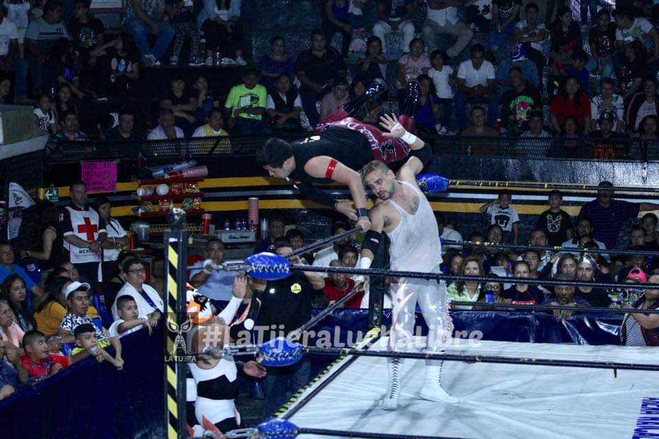 LaTijeraLucha's tweet photo. En relevos australianos los rudos #ApoloEstradaJr #FulgorI #FulgorII Vs #Demasiado #Relampago #BlackDragon,el triunfo se lo llevó la tripleta d técnicos y parte del público de #ArenaNaucalpan premió con monedas el desempeño de los luchadores.
#IWRG Vs #GAW Vs #AAA
#latijera https://t.co/CGNFdgNh2v