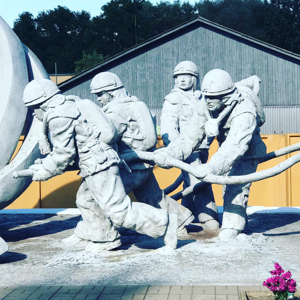 À droite on retrouve les pompiers, premiers arrivés sur place et les plus touchés. Les chiffres avancés par les Soviets font état d’environ 30 décès  #Tchernobyl  (Plus de photos:  http://Instagram.com/nashtagstagram )