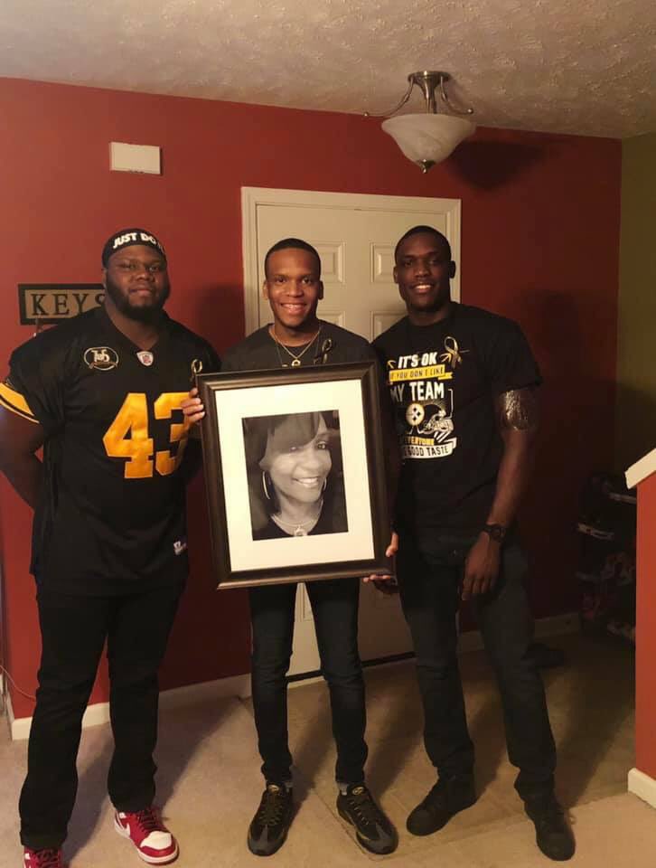 UClaiminYouReal's tweet image. Losing my mommy killed me but knowing that she lives in my heart has kept me alive. #HerMen #HerTeam #PittsburghSteelers @steelers 🏈 #RIPmommy ❤️