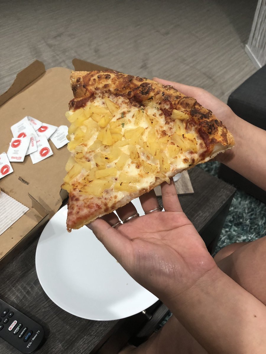 xhemoen's tweet photo. @pizzahut What’s going on here?? Picked our pizza up, got home and openythe box to this. Cut so disproportionate and slightly burned. Also a slice that seems way too small to even be part of the same pizza. https://t.co/ks2aYedBDZ