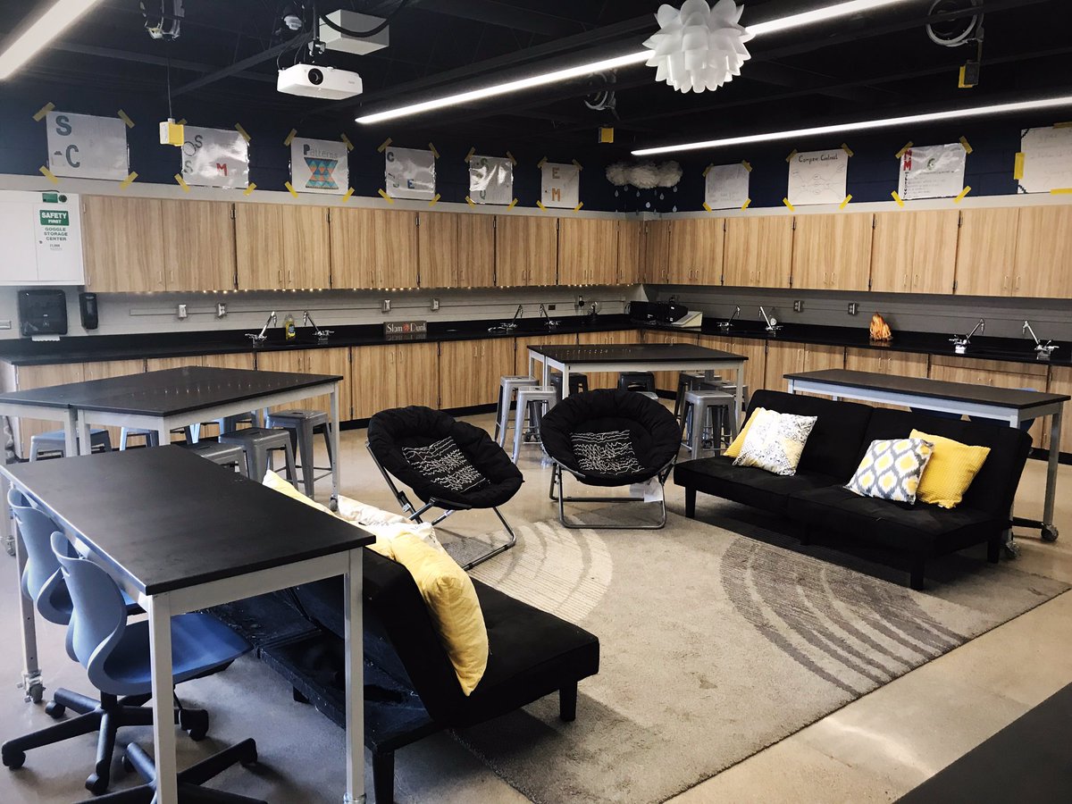 sciencedroehmer's tweet photo. From stacks of boxes from floor to ceiling, over the last 3 days this room has changed from a blank slate to being a #saslearningspace I am proud of! Cannot wait to meet the scientists and engineers that come through the doors tomorrow! #smscompass https://t.co/kXq0e5T6Hy
