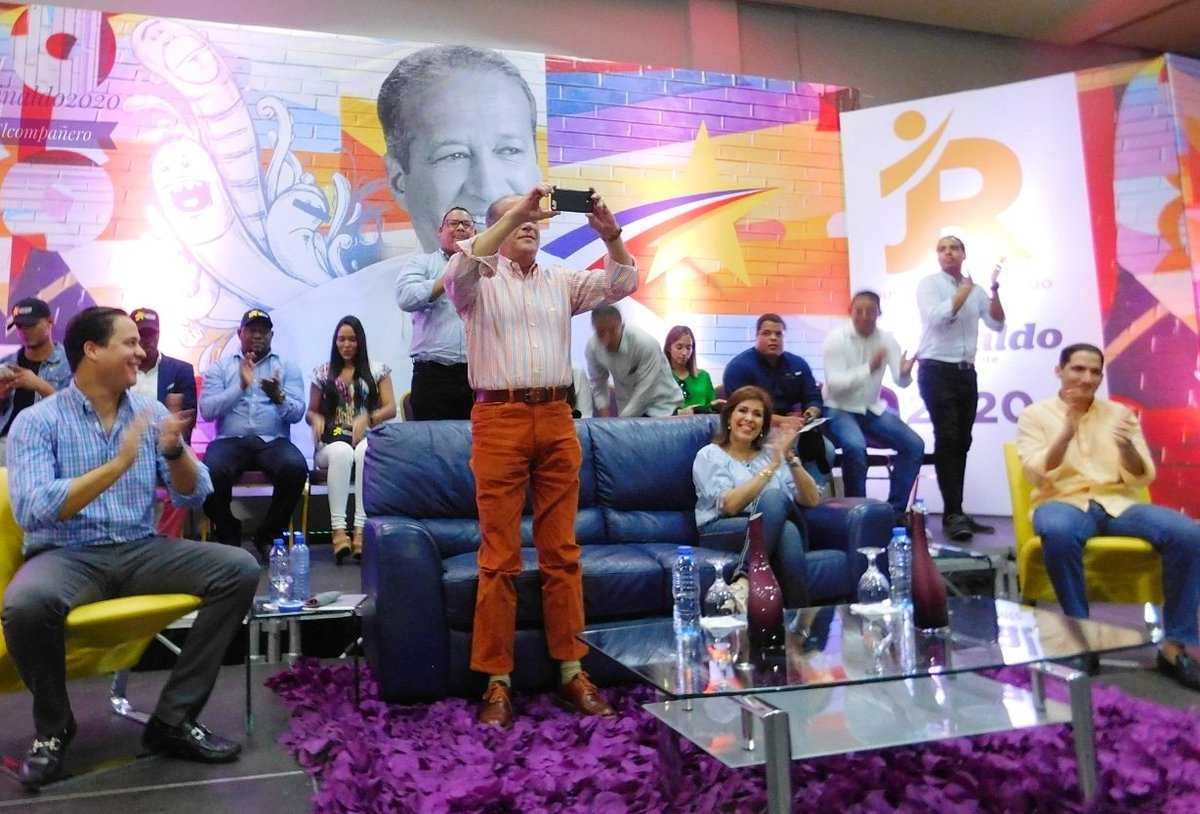 Elcompanero_'s tweet photo. #ReinaldoesJuventud La juventud reafirma su apoyo al proyecto presidencial de @reinaldoparedp. La casa nacional del @pldenlinea se llenó de entusiasmo.Cuanta juventud.#Reinaldo2020 #politica #elcompañero #PLD #noticias #pldenlinea #información #SangreNueva #carlosferreras https://t.co/HVMETMz6pN