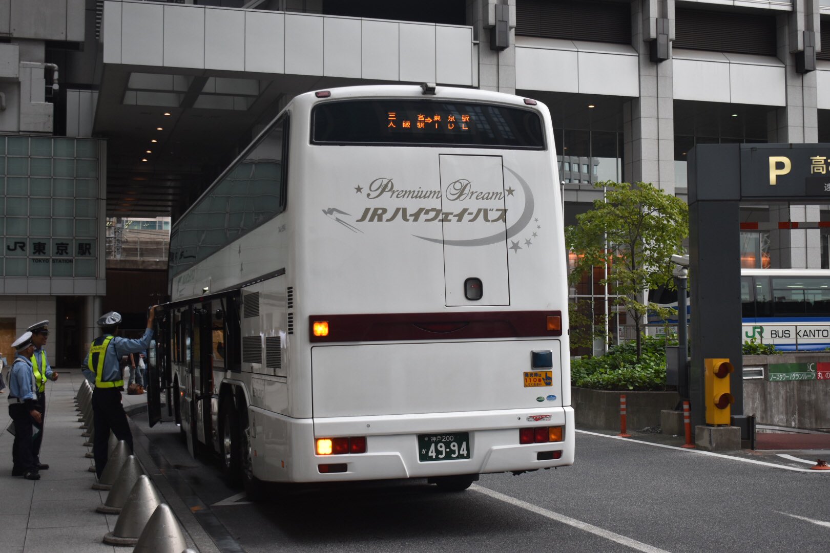 ばふぁろうず 三宮発ディズニーランド行きの西日本ジェイアールバス プレミアムドリーム30号 は 渋滞の影響で45分遅れの8 10に東京駅日本橋口に到着 この後仕事なので遅れは辛いですが 仕方ないですね Jrバスは明日 ばふぁろうず 三宮発ディズニーランド行きの西日本ジェイアールバス プレミアムドリーム30号 は 渋滞の影響で45分遅れの8 10に東京駅日本橋口に到着 この後仕事なので遅れは辛いですが 仕方ないですね Jrバスは明日