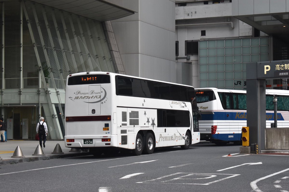 ばふぁろうず 三宮発ディズニーランド行きの西日本ジェイアールバス プレミアムドリーム30号 は 渋滞の影響で45分遅れの8 10に東京駅日本橋口に到着 この後仕事なので遅れは辛いですが 仕方ないですね Jrバスは明日わかさスタジアム京都に行くために ばふぁろうず 三宮発ディズニーランド行きの西日本ジェイアールバス プレミアムドリーム30号 は 渋滞の影響で45分遅れの8 10に東京駅日本橋口に到着 この後仕事なので遅れは辛いですが 仕方ないですね Jrバスは明日わかさスタジアム京都に行くために