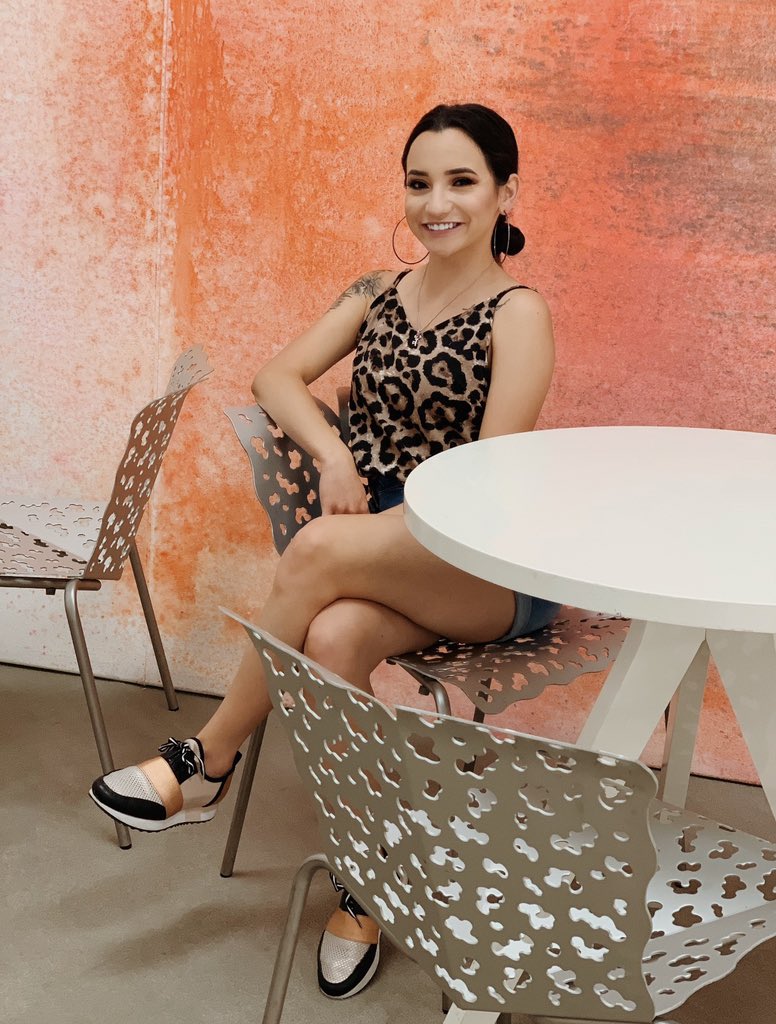 tiffanie_lujan's tweet photo. I mean business.🤓 https://t.co/KFVxiY2TiA
