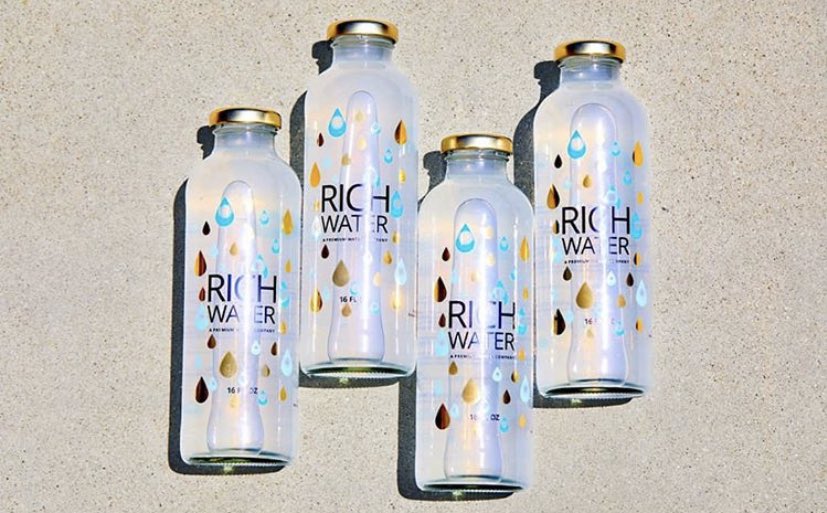 tyleerandco's tweet photo. My uncle &amp; his fiancé came out with a line of Alkaline Water in reusable Glass bottles with real gold tops 😢 this is beautiful and tasty! You don’t have to be rich to DrinkRich https://t.co/p5jJ7ge2cm