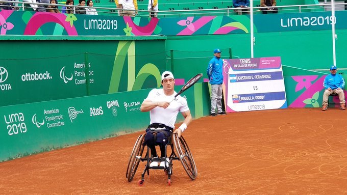 ParaDeportesOK's tweet photo. #Lima2019 | #TenisAdaptado 🎾 ¡GANÓ GUSTAVO FERNÁNDEZ!

@gustifernandez4 venció a Godoy 🇻🇪 por doble 6-0 y se metió en cuartos de final.

Además, Florencia Moreno 🇦🇷 cayó ante Káiser 🇺🇲 por 6-2, 2-6 y 7-5 y quedó eliminada en cuartos de final. https://t.co/JTlzp7nylC