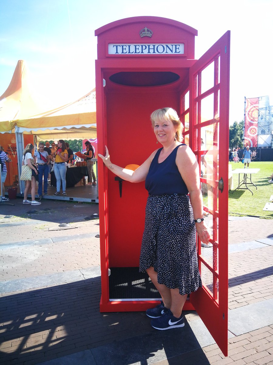 petra1608's tweet photo. #soolondon #soldaatvanoranje @svodemusical #fingerscrossed 🍀 lijkt me heel leuk om het nu eens  vertaald te zien van Nederlands naar Engels ipv andersom😊 https://t.co/JL3QbUxeaf