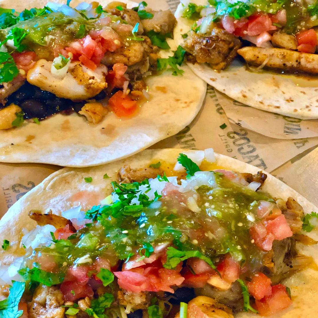 chronictacoshi's tweet photo. Uno... Dos...Tres. #tacos 

#chronictacos #chronictacoshawaii #tacolife #kapahulu #oahu #hawaii #tacos #tacotuesday  #mexicanfood #burrito #jarritos  #タコス #メキシカンレストラン https://t.co/gcykmzvqXM