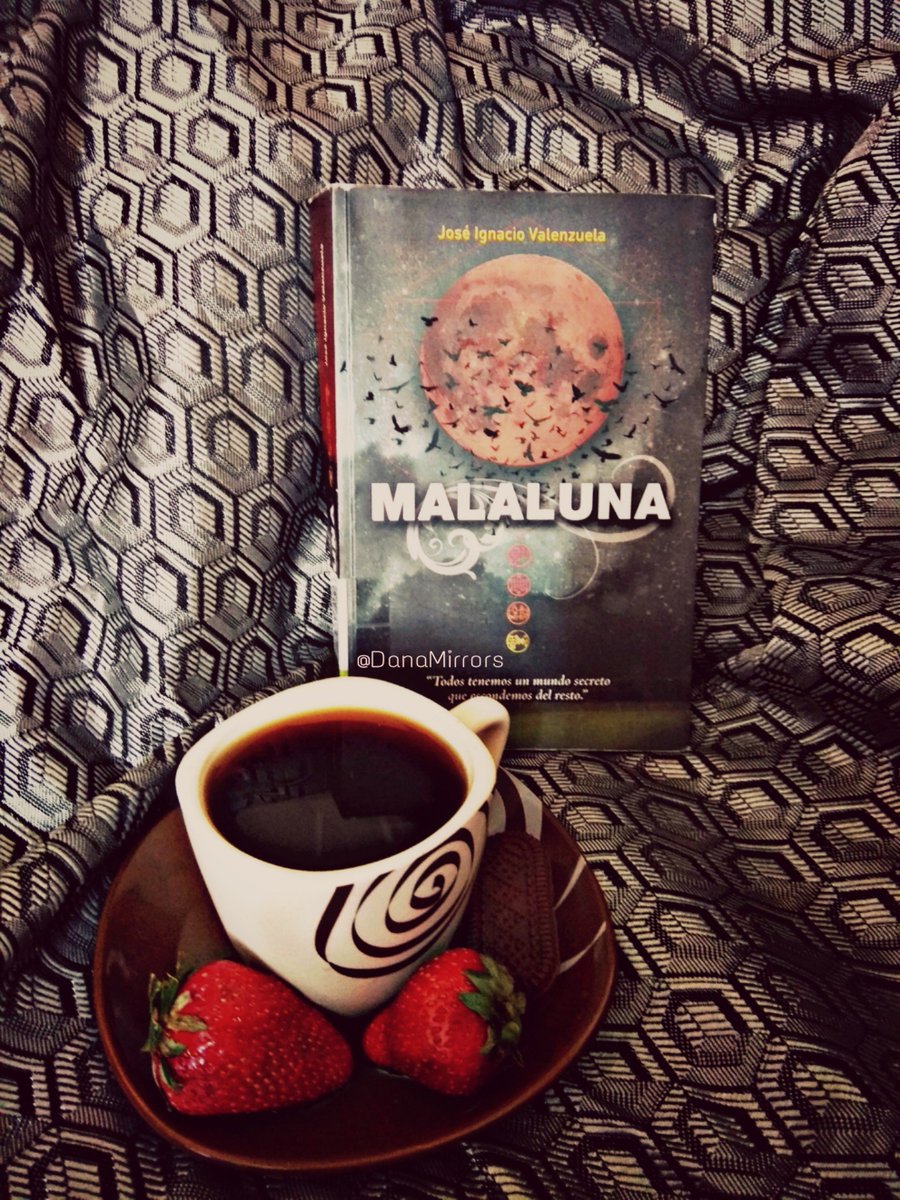 SKSeibert1's tweet photo. Habemus reseña! Después de mil años por fin y contra migraña y marea 🎉🎆 
Aquí les tengo la reseña de #MalaLuna de @elchascas 
Lamento muchísimo la demora pero aquí est��. 
Flatlay maravilloso hecho por @DanaMirrors 

https://t.co/8o8w9r9ewa https://t.co/fy8IZCTD4P