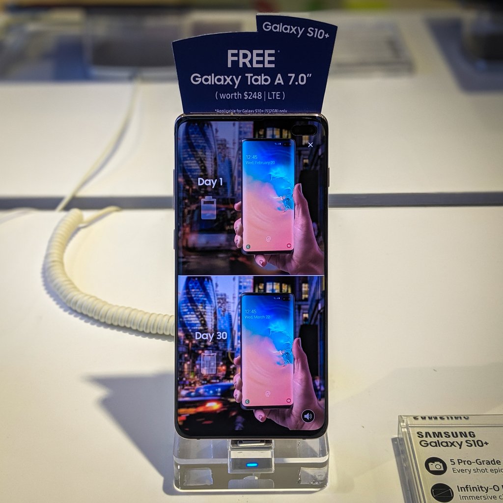mobaofone's tweet photo. So which one is right for you? #samsungs10plus, or #samsungnote10plus? 🤔 I would say more but Twitter has its limits, so please head over to my Instagram account for more details :)

😁 https://t.co/GJZPfP6a9Z https://t.co/SBnpZty0AD
