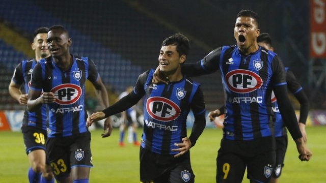 alairelibrecl's tweet photo. [Fotos] Javier Altamirano comandó con un triplete la gran victoria de Huachipato sobre Antofagasta https://t.co/ycWojgLIAr https://t.co/3lTVbR3wNR
