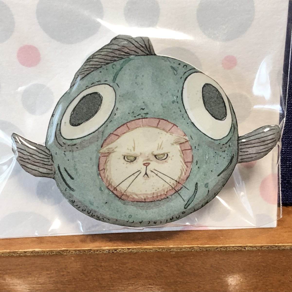 昨日のコミティアでElena banshさんのバッチと葉書買った。最高すぎてマグカップ買わなかった自分を殴りたい！