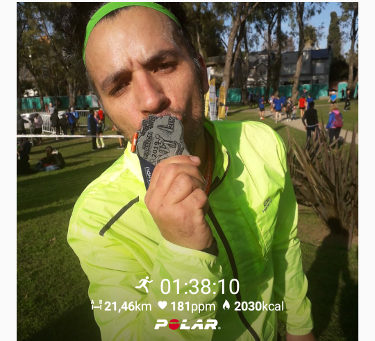 claudiorunning's tweet photo. Tanto sacrifico en los entrenamientos, en la alimentación, en el entrenamiento invisible al final dieron resultado #21KmBuenosAires en 1 hora 38 y monedas 😂. Feliz es poco baje la 1hora 44. #YoElegiCorrer me cambio la vida. https://t.co/kRk2hZRV3v