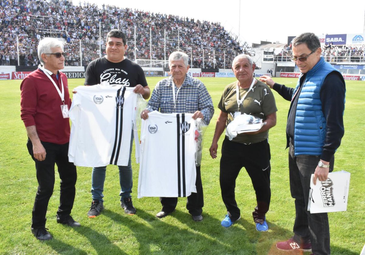cacc_sde's tweet photo. También se realizó un homenaje y entrega de camisetas conmemorativas para los jugadores ferroviarios que enfrentaron a Racing por primera vez en el año 1967.

#ElPrimerGrandeDelInterior 
#VamosTodosJuntos⚫⚪⚫ https://t.co/XxYLQ5togK