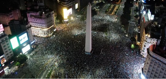 NostradelConur's tweet photo. Imágenes exclusivas (?) de la multitud autoconvocada en el Obelisco
#24A 
#SiSePuede
#PasionDeMultitudes
#SentimientoInexplicable
#PioneroDesdeSiempre
#PerdonaElColorDeMiSangre
#MarinLaConchaDeTuMadre https://t.co/vUG1hDEB29
