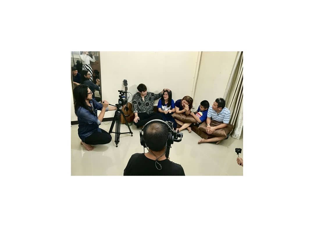 kangsom_pantip's tweet photo. พี่ #kangsomks ที่มอบโอกาสดีๆแบบนี้ ที่เป็นอะไรที่ที่สุดแล้ว ขอบคุณที่ชอบพูดว่า'โกออนเลยน้อง ชิว' ทุกรอบ มันทำให้หนูแบบ เอ้อกล้าที่จะคิด กล้าที่จะปล่อยตัวเอง ทำอะไรที่ไม่เคยทำ และขอบคุณที่ทำเพลงเท่ๆ https://t.co/6qAoYudpuG IG:yayekcim #แกงส้ม #Theduetร้องล่าคู่ #TEAMSINGERKANGSOM https://t.co/WVy9FT4vhW