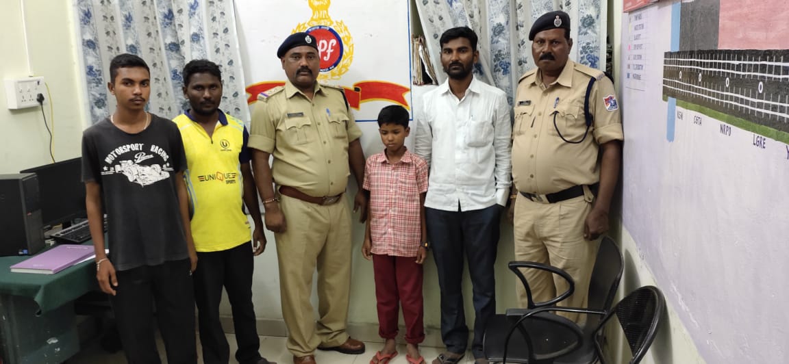 #SCRRPF SIPF/Yadgir, Sri, Krishnamohan, rescued one minor boy by name. Firoz, aged 10 years and was handover to 1098 #childhelpline after obtaining all legal formalities.