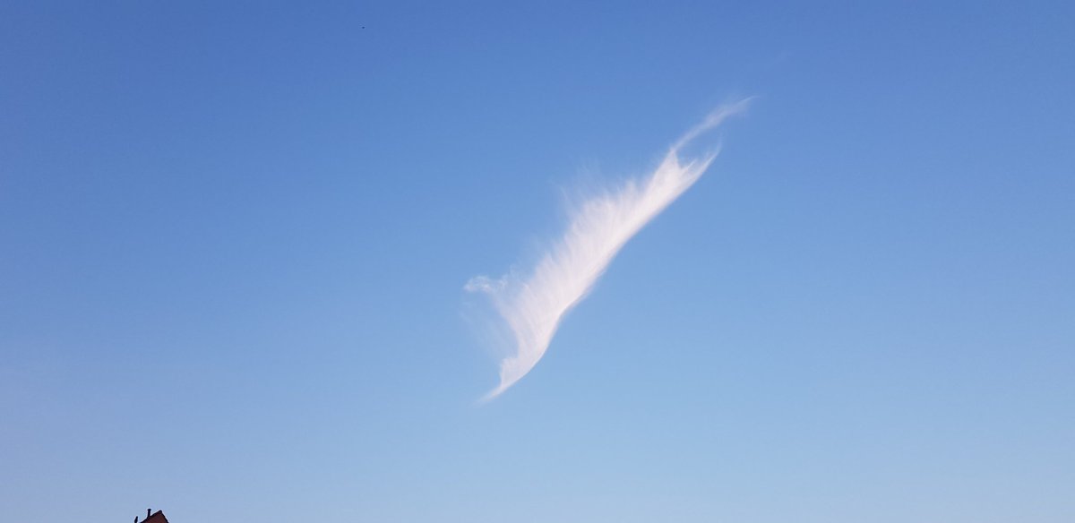 Eenzame #wolk aan een strak blauwe #lucht