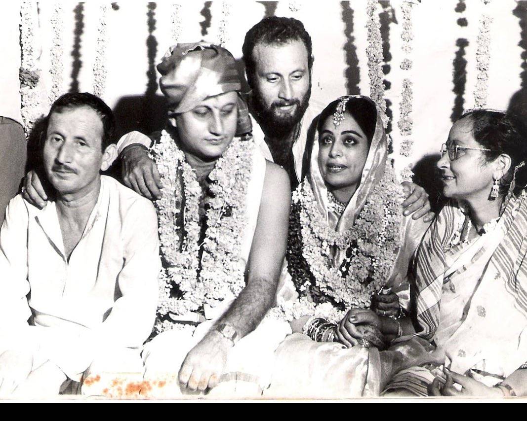 BollywoodReels's tweet photo. Throwback to #anupamkher and #kirronkher's wedding day as the couple celebrates 34th Wedding Anniversary https://t.co/z0v7ql28QE