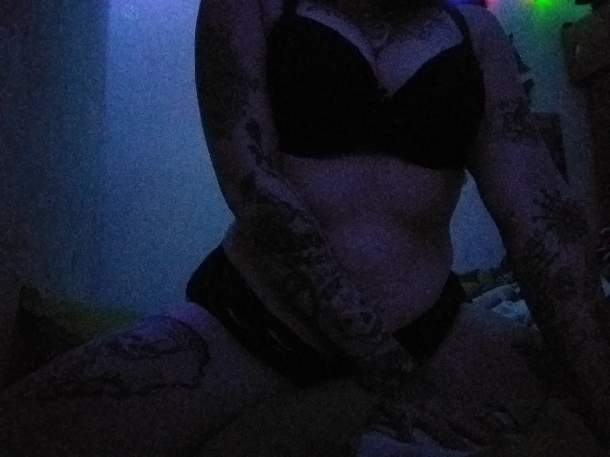 GRETAVOLKOV's tweet photo. Las muchas aguas nunca hundiran, nuestro amor es eterno. Y aunque tus ojos se cieguen siempre estas a mi lado  🎵 
#SiguemeYTeSigo #ValorInterior #ReDespiertos #suicidegirls #BuenLunes #FelizLunes https://t.co/keZqMZkADV