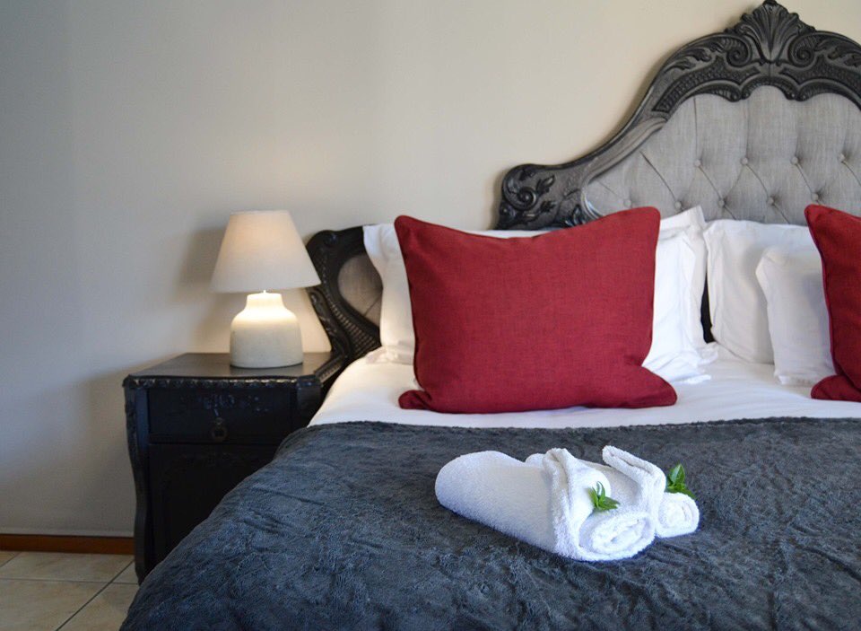 AQueenslin's tweet photo. A holiday in the Cape Winelands is the perfect gift for any occasion. Visit https://t.co/7JPLOuJZ4u for bookings.🌹

#perfectgify #perfectescape #foranyoccasion #guesthouse #holiday #discoverpaarl #stylish #spacious #paarl #funactivities #winetasting #spiceroute #stunningviews https://t.co/8qJFNJtn6O