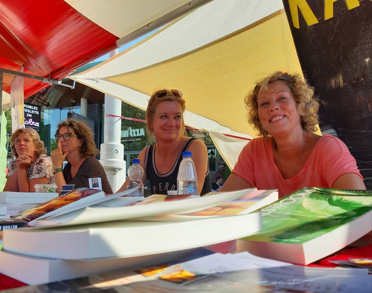 Wij wensen onze auteurs <a href="/P3pp3rKay/">Pepper Kay</a>, <a href="/YvonneFranssen/">Yvonne Franssen</a>, @MGesthuizen en <a href="/anneriekeauteur/">anneriekedevries</a> een rustige dag toe. Even bijkomen van een warme, drukbezochte en gezellige zondag op de #Uitmarkt2019 in Amsterdam. Dank voor jullie inzet!