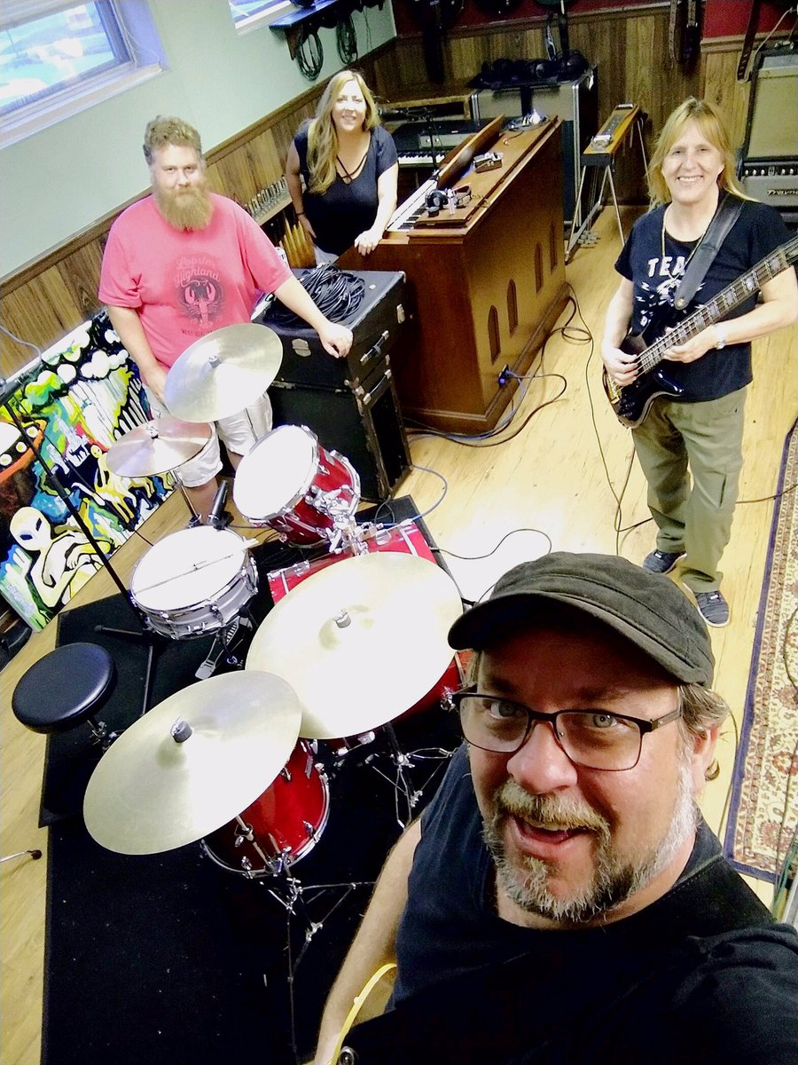 TheSandwichBand's tweet photo. Delicious rockings have commenced.  Off to an excellent start.  #RocknRoll #music https://t.co/LW21CyRleB