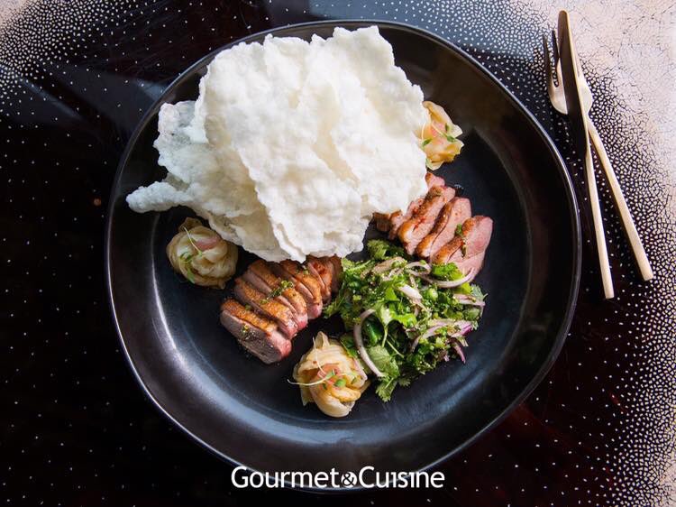 gourmetthai's tweet photo. เปิดตัวแล้ว “มหานคร แบงค็อก สกายบาร์” บนชั้น 76 และ 77 พร้อมวิวสวย 360 องศา เมนูผสมผสานตะวันตกและเอเชียโดยเชฟระดับมิชลินสตาร์ อาทิ Uni Panna Cotta จานซิกเนเจอร์ Larb Ped – Spicy Grilled Duck Salad รสลาบสไตล์ไทย #GCReviews
📍 คิงพาวเวอร์ มหานคร
@aroii @tamagofreemag #อร่อยบอกต่อ https://t.co/qpMZMIzJMb