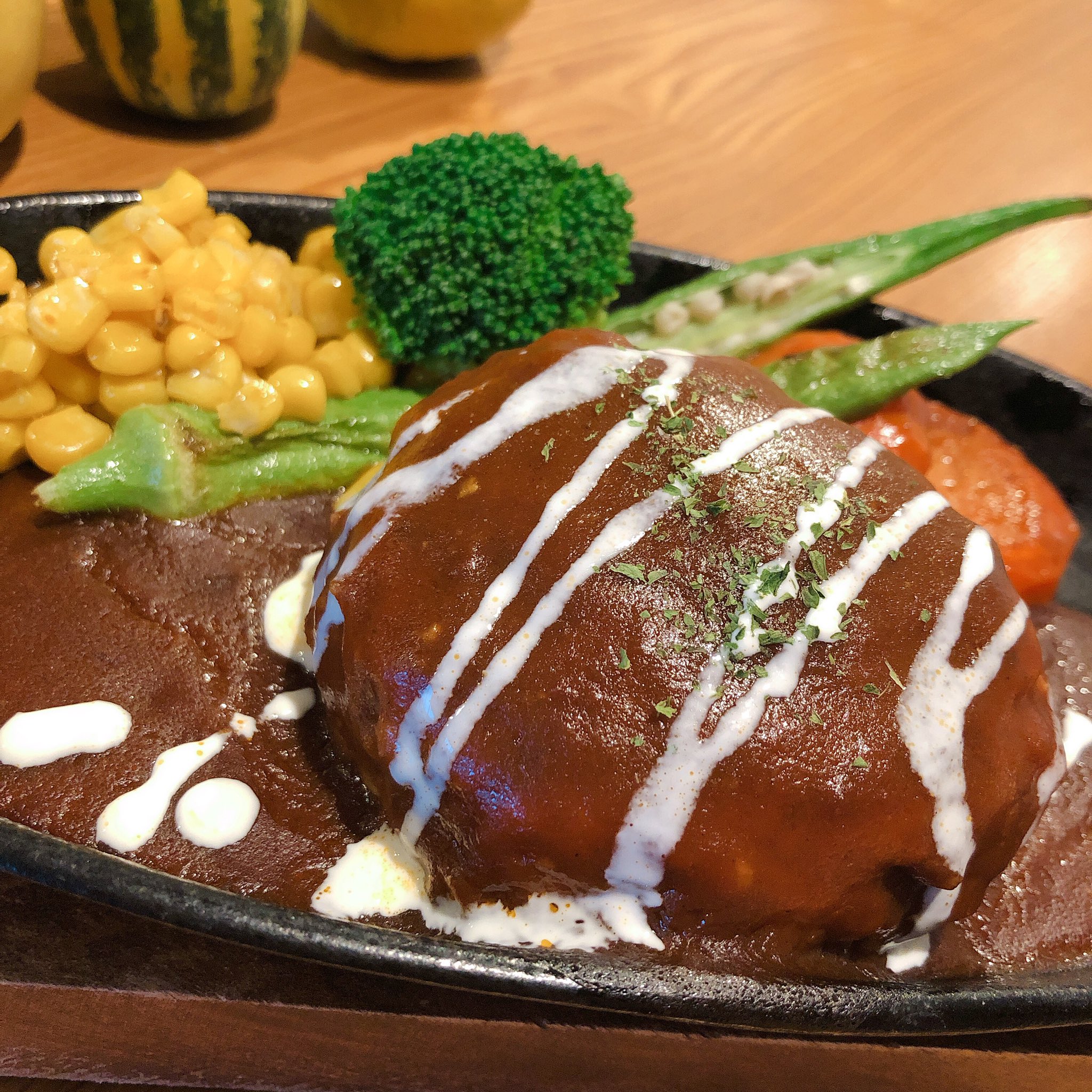 かふぇ Fare ふぁーれ 夏休みもそろそろ終わり 9月が近付いてきましたね 今週のランチは マッシュポテト クリームチーズin 鶏ハンバーグ スープ サラダ ドリンクと 旬のいちじくの赤ワインコンポート入りクレープのセットです 男性にも女性に