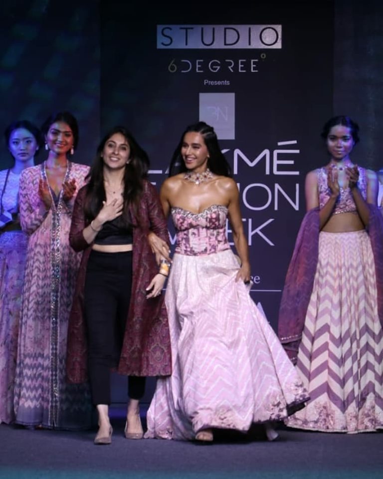 Ciceroni_App's tweet photo. #LakmeFashionWeek2019 DAY 4 - #CICERONI LOVES @BandanaNarula

Chennai based #fashiondesigner Bandana Narula debuted at @LakmeFashionWk with her feminine and dreamy collection - #Dazva to set trends for #winterfestive dressing in 2019. 

#yourlocalshoppingguide @shibanidandekar https://t.co/yDhfqZkkEG
