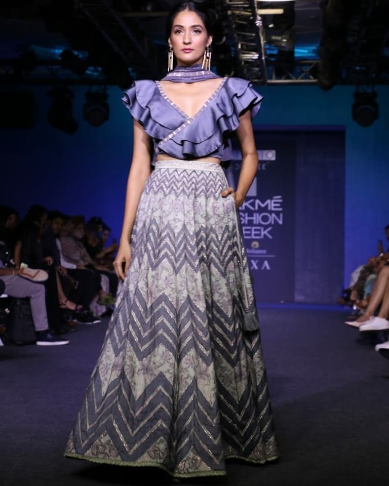Ciceroni_App's tweet photo. #LakmeFashionWeek2019 DAY 4 - #CICERONI LOVES @BandanaNarula

Chennai based #fashiondesigner Bandana Narula debuted at @LakmeFashionWk with her feminine and dreamy collection - #Dazva to set trends for #winterfestive dressing in 2019. 

#yourlocalshoppingguide @shibanidandekar https://t.co/yDhfqZkkEG