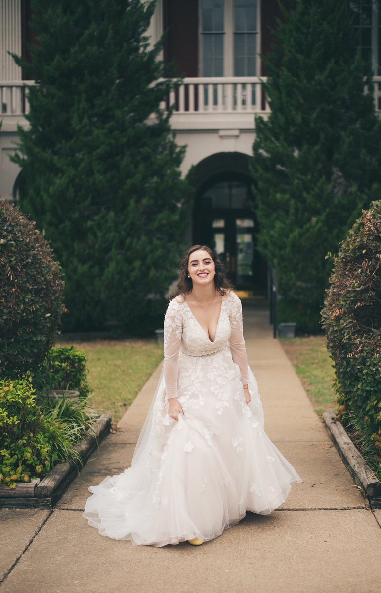 gubblebum01's tweet photo. Can I just be Sydney when I grow up?? Y’all. If someone would’ve told me a year ago that I would be the photographer for a wedding, I wouldn’t have believed you AT ALL. I am so thankful for this amazing opportunity. This will be the first post on here of many to come, I’m sure! https://t.co/ICSg7Ku969