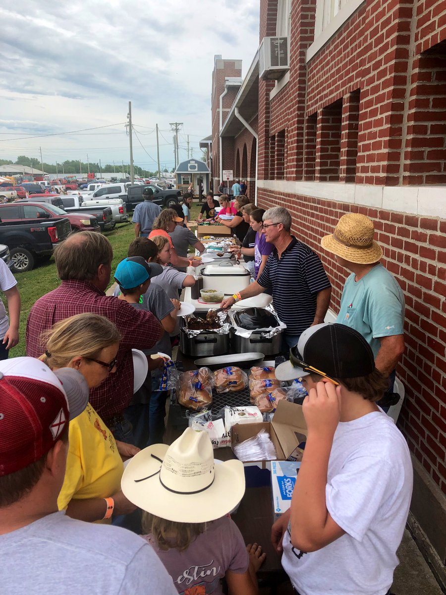 akate_19's tweet photo. Where we meet we eat! Pig people are the BEST people. The Missouri Swine Association treated Session 3 exhibitors to a pulled pork lunch cooked to 145 degrees of perfection🤩🤤 #RealPigFarming #MSF19 https://t.co/aGed7Vo3r6