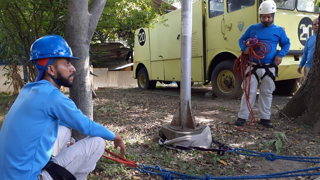 rescatehumboldt's tweet photo. #25Ago: Alumnos #ORH2019 en módulo de #ManiobrasConCuerdas #Anclajes #Nudos #Camillas
#CapacitacionBasica
#Aspirantes
#Rescate
#Voluntarios
#SAR
#FamiliaHumboldt
#Caracas #CCS
.@rescatehumboldt https://t.co/YWyWJWoQXC