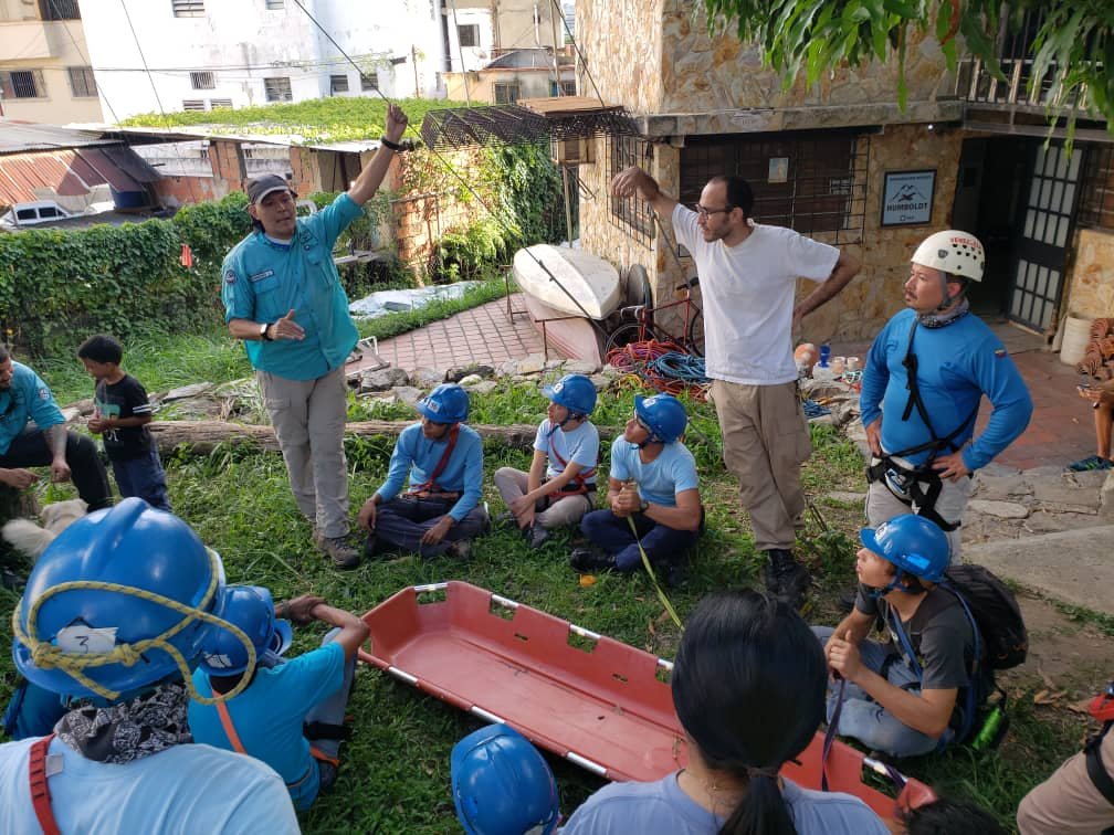 rescatehumboldt's tweet photo. #25Ago: Alumnos #ORH2019 en módulo de #ManiobrasConCuerdas #Anclajes #Nudos #Camillas
#CapacitacionBasica
#Aspirantes
#Rescate
#Voluntarios
#SAR
#FamiliaHumboldt
#Caracas #CCS
.@rescatehumboldt https://t.co/YWyWJWoQXC