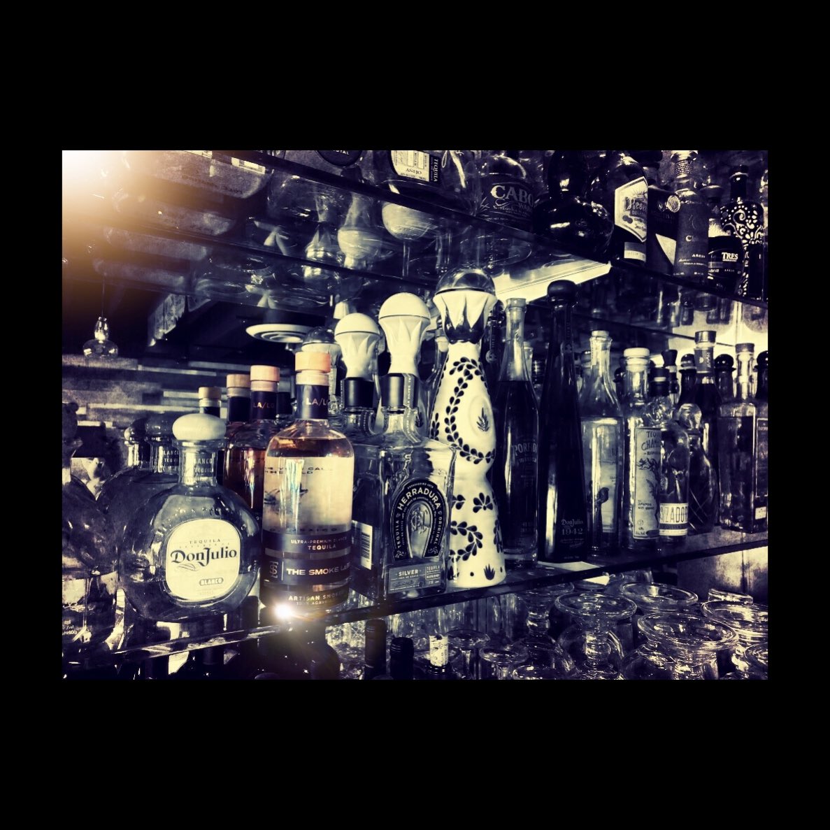 TheSmokeLabel's tweet photo. Proud to be in @ElMatadornow ... go try our #SmokedBlanco &amp; #SmokedReposado 🥃🙏🏼🍸
📸 by: Dame Mas Reserva Tequila https://t.co/eRAE5RH546