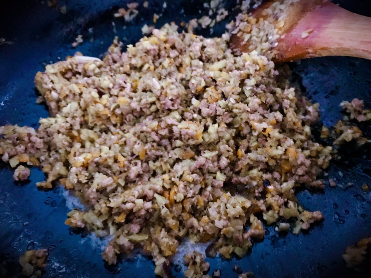 queen_chesca39's tweet photo. #HomeMadeTacos with carrot, eggplant, sweet potato and 1/4 of beef.. It’s more of veggies for me and eldest son’s diet..
I used less calorie ingredients from cheese to cooking oil.. #Comamos https://t.co/Pk8uDK3SKm