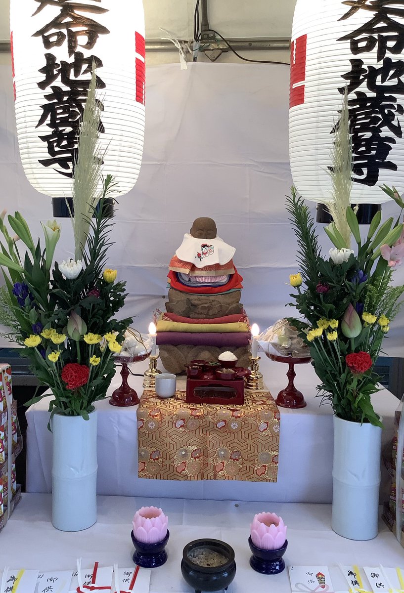 honmachisuji's tweet photo. 令和元年も本町筋商店街のお地蔵様、久栄地蔵さまへ
沢山おまいりいただきありがとうございました。
今年は「��近越してきて、初めて地蔵盆に参加するのですがどうしたら良いですか？」 と数人の方より声を掛けてもらいました、
若い世代のご家族様ようこそ新長田へ✨
どうか子供たちの成長を祈って☺️ https://t.co/Fsqf3vYqi2