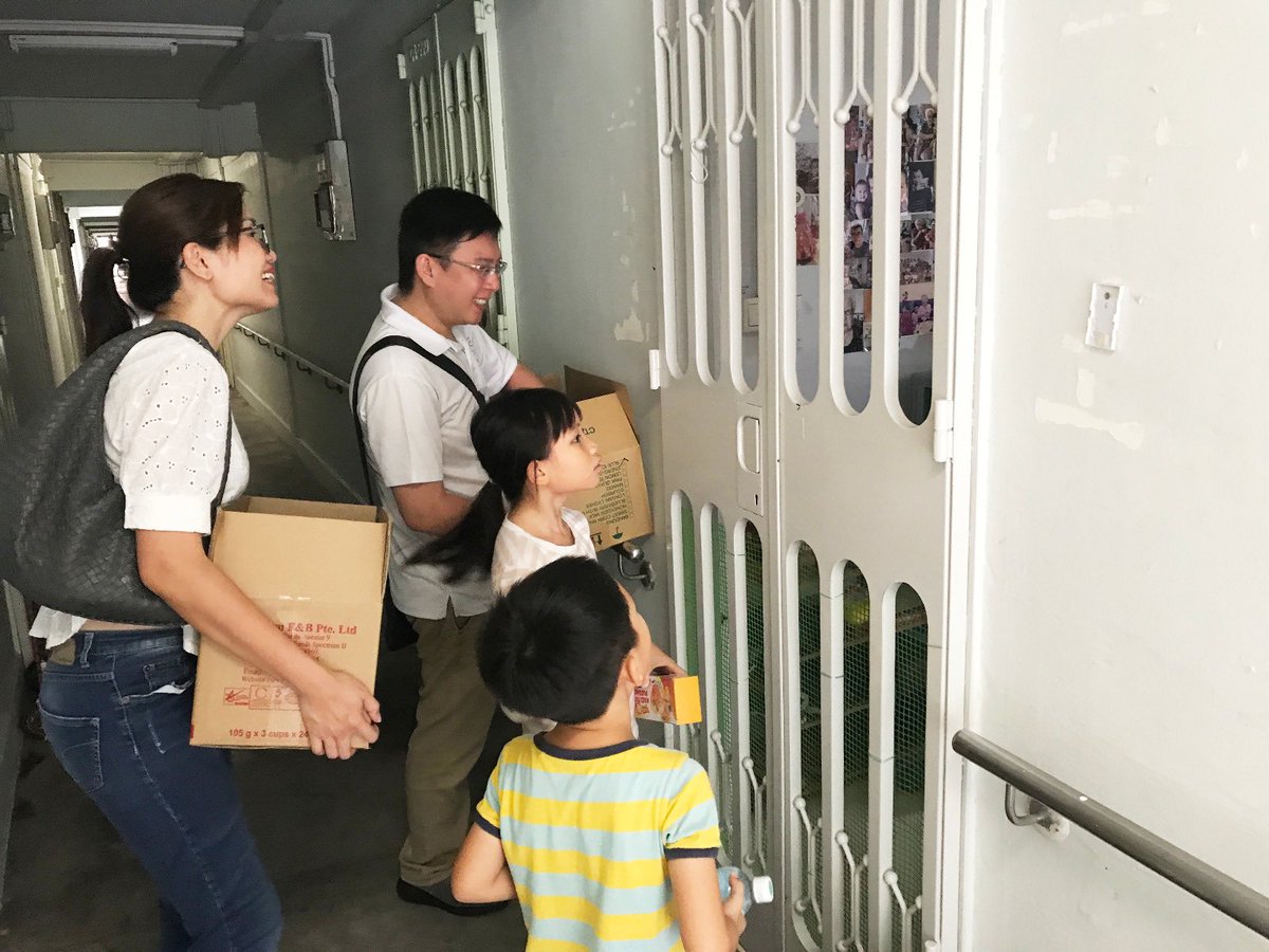 ShareShareAPP's tweet photo. ShareShare’s collaboration with Singapore initiative volunteer group for their kindness movement distribution. Thanks to all ShareShare members and volunteers for their help.

#ShareShare #ProjectAwareness #charity #kindness #KindnessMatters #kindnessmovement https://t.co/VmYgscWa7H