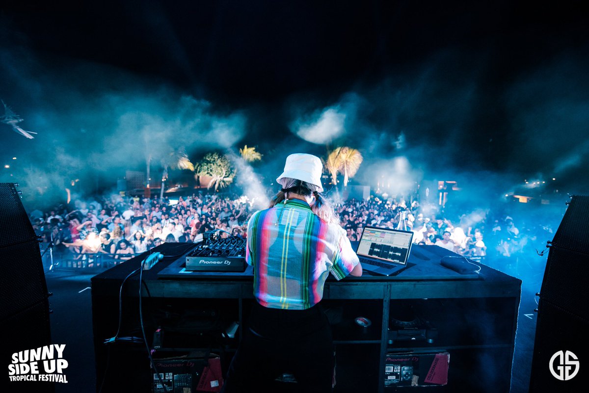 The incredibly inspirational <a href="/TOKiMONSTA/">T᷈O᷈K᷈iM᷈O᷈N᷈S᷈T᷈A᷈</a> setting the Nusa Dua beach on 🔥🔥🔥 at #SSU19! ‘Twas a grand return that she made after ber debut at #SSU17!

Taken by <a href="/gladinasaska/">saska</a>