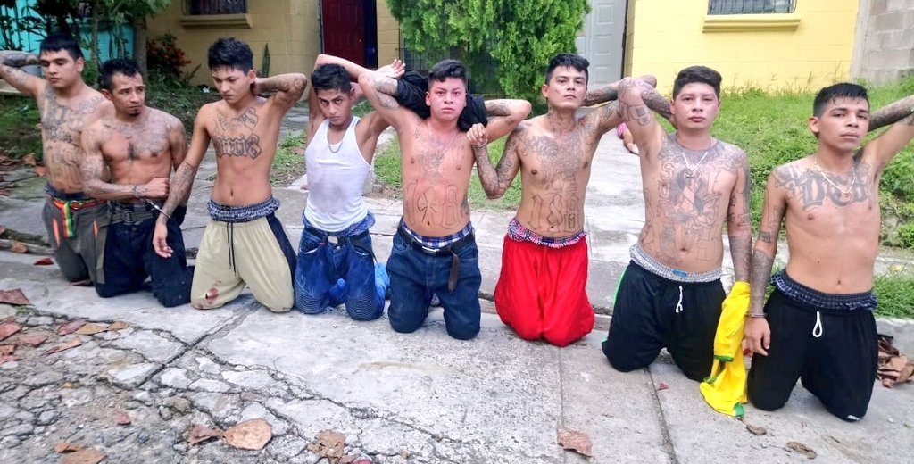 #SanSalvador // La PNC capturó en flagrancia a 8 miembros de estructuras criminales por los delitos de utilización u ocupación ilegal de inmueble, agrupaciones ilícitas y resistencia agravada, en el municipio de #Soyapango.

chat.whatsapp.com/EvtXtT2jIAmAny…