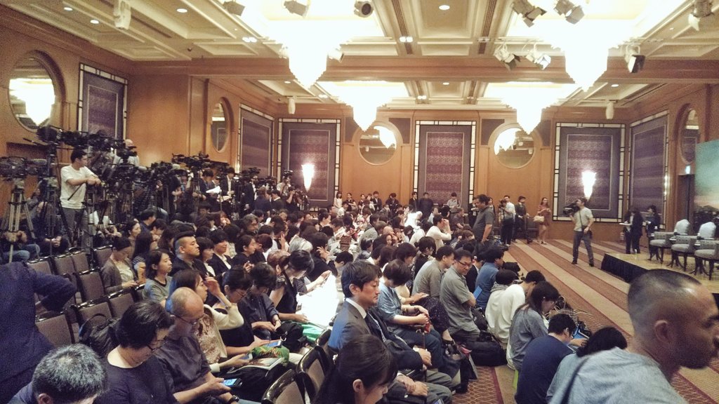 pherim's tweet photo. これよりディカプリオ&amp;タランティーノ来日記者会見。

スコセッシ来日時と同じ会場だけれど、TVカメラの数が倍。『ワンス・アポン・ア・タイム・イン・ハリウッド』、タランティーノこうきたかという意外なる質実作で、なんだかアメリカ映画の良心に思えてきました。ギャングだったのにね。 https://t.co/0b5kZhJMBB