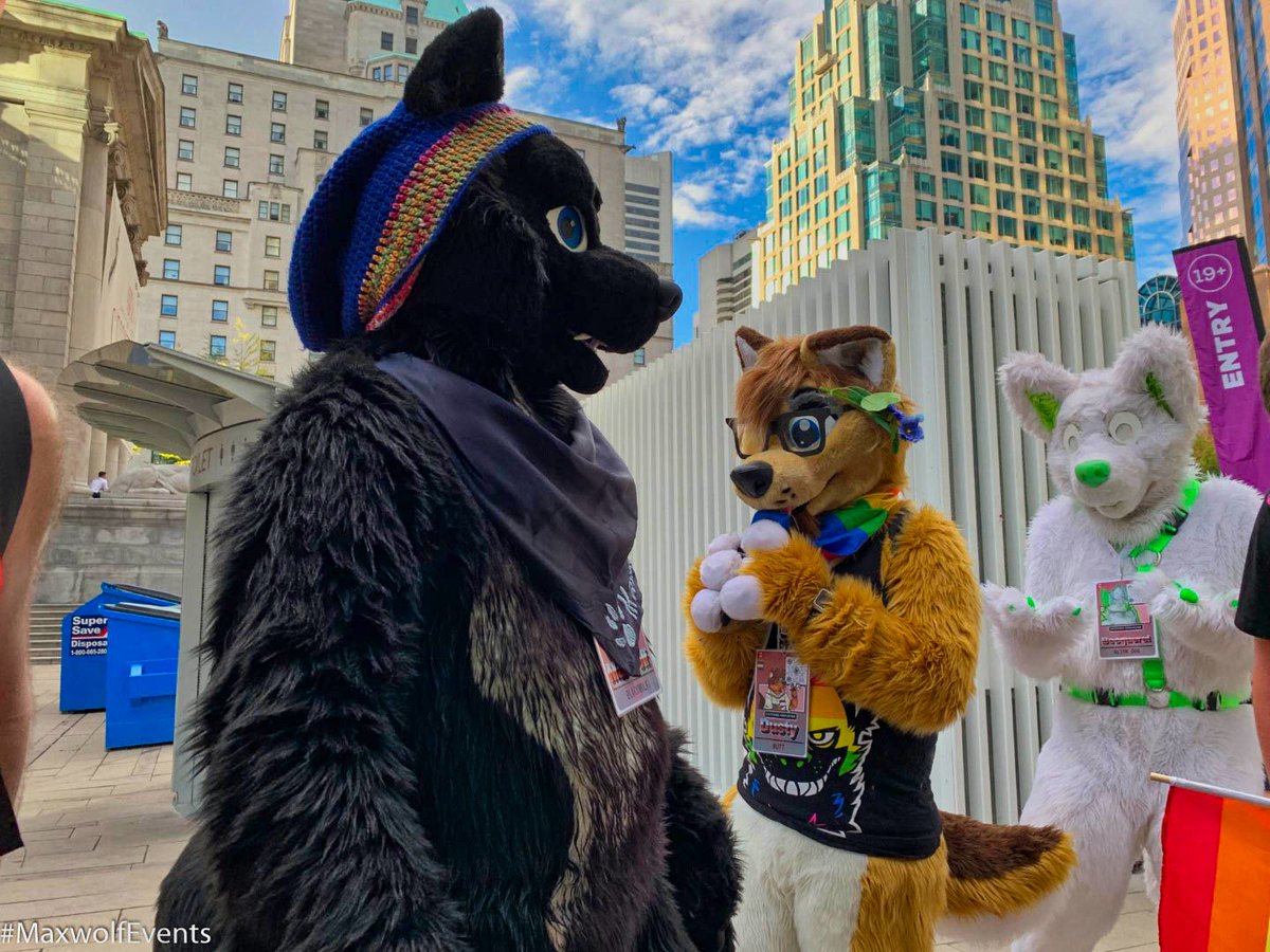 This picture gives me a strong vaporwave aesthetic.

#Furry #Fursuit