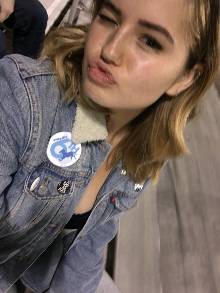 yes debby ryan took this photo on my phone yes we’re besties https://t.co/iSl4DMKohO