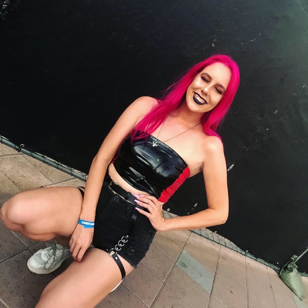 shelby__lane's tweet photo. goth thot :-) #greytour https://t.co/CV4wzZJWum