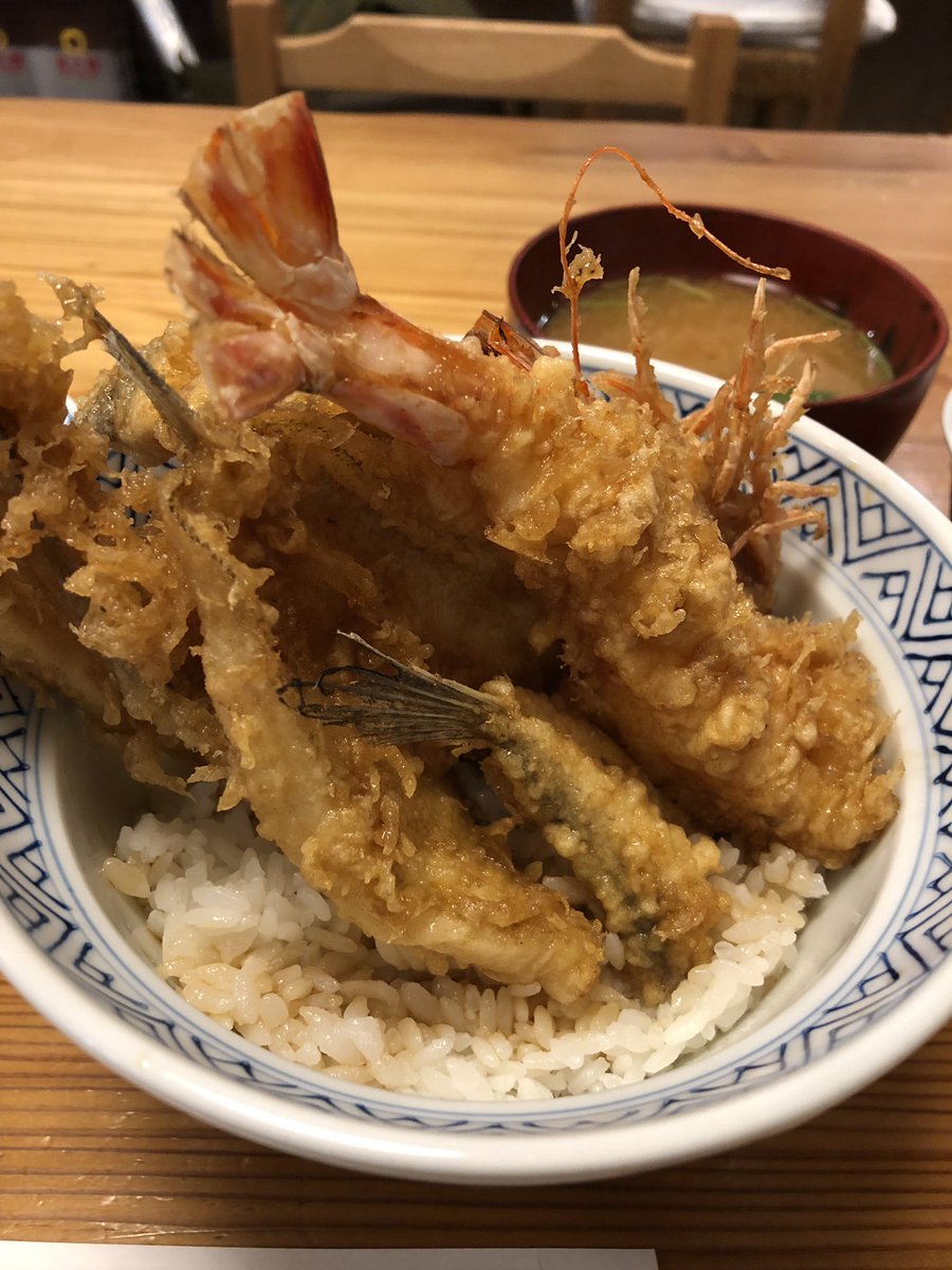 かんぶり 江戸前 天丼 まさる 浅草 大入 江戸前天丼 味噌汁 天丼屋さん 海老と穴子デカっ 素材はしっかり脱水されてフワフワで旨味凝縮 天つゆはあっさり 車海老 身はプリプリ頭は味噌のコクで悶絶 100匹食べたい 鰹出汁の 味噌汁も
