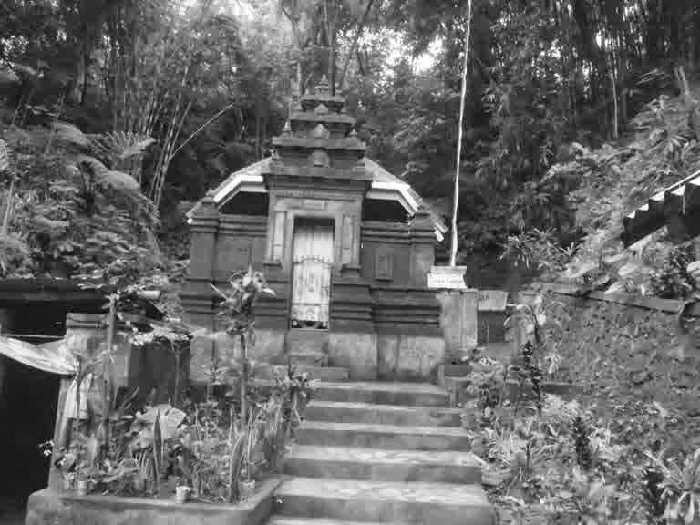 SimpleM81378523's tweet photo. foto ini adalah foto rowo bayu yang sebenarnya bukan tempat yg saya ceritakan. bukan. 

foto ini saya ambil dari google atas saran narasumber yg ingin menggambarkan Petilasan yg beliau ceritakan yg menyerupai rowo bayu ini, karena narsum pernah juga ketempat ini. https://t.co/DuiZePAEsm
