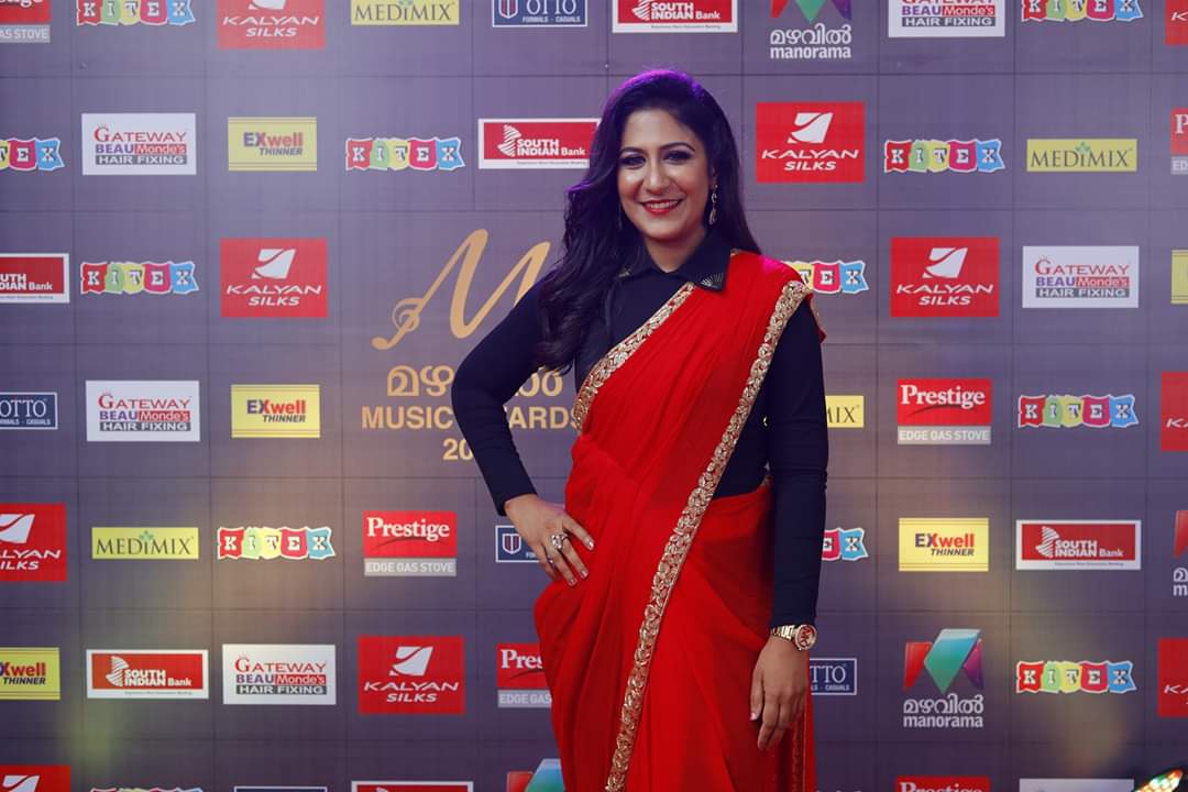 vikky0209's tweet photo. @_ShwetaMohan_ ji, ur performance n @yourmazhavil #MazhavilManoramaMusicAwards is top notch 👌👌

Loved ur classical fusion 🙏🙏 especially my favorite portion was the #AnthiMazhai touch ... Ufff. U slayed it 🔥🔥🔥

#ShweMo fan forever ❤️❤️❤️ https://t.co/0InCFbM2js