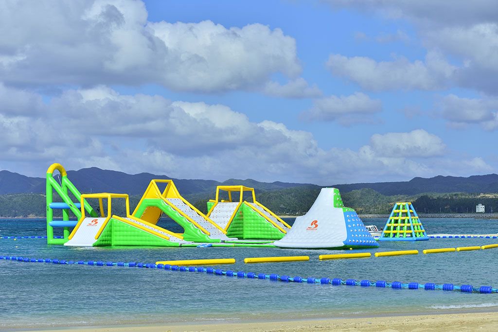 公式 カヌチャリゾート 沖縄 ビーチで遊ぶだけでも十分楽しいのに ビーチに浮いた公園となるとどれほど楽しいでしょうか 考えるだけでもワクワクが止まらないオーシャンパーク ご宿泊のお客様も ご宿泊以外のお客様もお楽しみいただけます